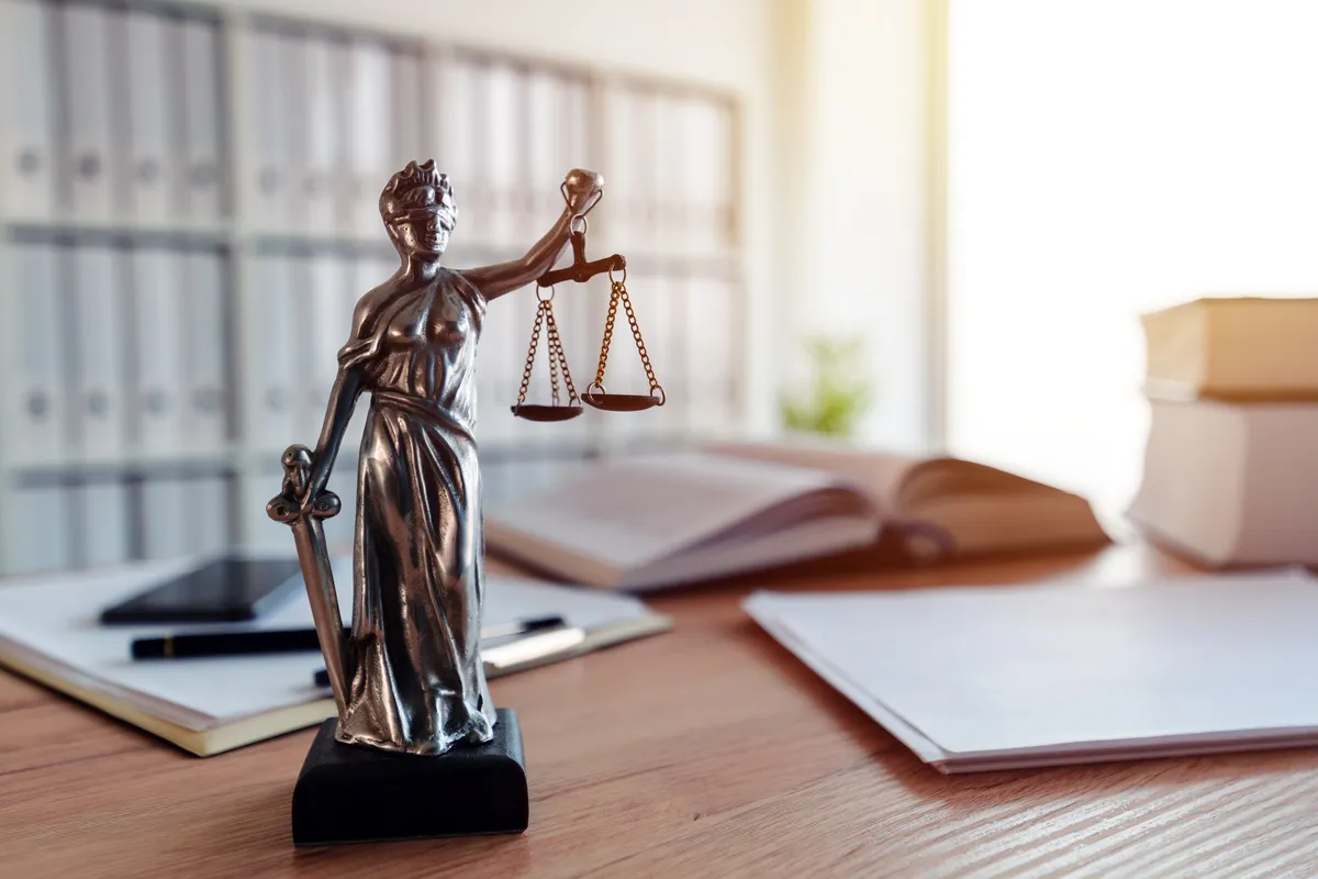 Statue der Lady Justice im Engel Behördenservice